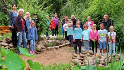 Bild: bsc
Schulleiterin Inge Dick (links) freute sich mit den Kindern der Arbeitsgemeinschaft Umwelt über die Erweiterung des Grundschulgartens. Ihr Dank galt Lehrerin Claudia Wölke (Zweite von links) sowie Bürgermeister Oskar Schuster und Karin Gerolstein vom Elternbeirat (hinten, von rechts) für deren Engagement.