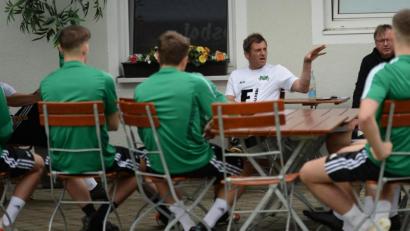 Bild: Andreas Brückmann
Bei einer lockeren Runde auf der Terrasse des Sportheims stimmte der Ammerthaler Trainer Michael Hutzler (weißes Shirt) seine Spieler auf die am Freitag beginnende Saison in der Bayernliga Nord ein.