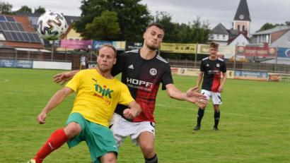 Archivbild: gb
Am Sonntag startet der SV Mitterteich mit der Partie beim 1. FC Herzogenaurach in die Landesliga-Saison 2021/22. Die Generalprobe ist mit dem Sieg im Verbandspokal gegen Bayernligist DJK Don Bosco Bamberg (Szene mit Mauricio Göhlert, rechts) geglückt.