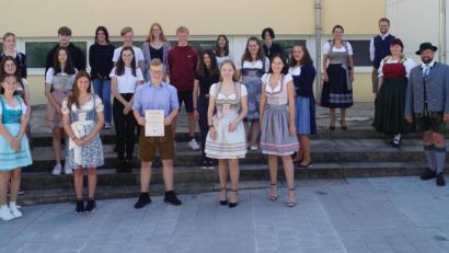 Bild: Bernd Bischoff/exb
Die Schüler der Gregor-von-Scherr-Realschule freuten sich über ihre Auszeichnung mit dem Mundart-Preis.