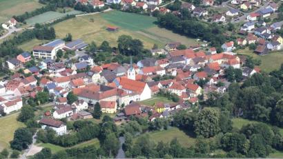 Luftbild: akp
Blick aus der Luft auf den Ortskern von Schwarzhofen. Am Schwarzachtal-Kindergarten (links unten ) und an der Dr.-von-Ringseis-Grundschule (links oben) finden momentan Umbauarbeiten statt.