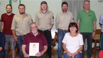 Bild: soj
Der neue Vorstand der Ebnather Schützen mit den Geehrten (vorne, von links) Katja Enders (stellvertretende Kassiererin), Karl Pöllmann (50 Jahre), Lucia Kratzer und Anni Müller (Kassenprüferinnen) sowie (hinten, von links) Gerhard Plannerer (Vorsitzender), Alexander Fischer (Schriftführer), Sascha Plannerer (Jugendleiter), Sebastian Müller (Schießleiter), Richard Philbert (Kassier) und Hubert Putzer (stellvertretender Vorsitzender) mit Bürgermeister Wolfgang Söllner.