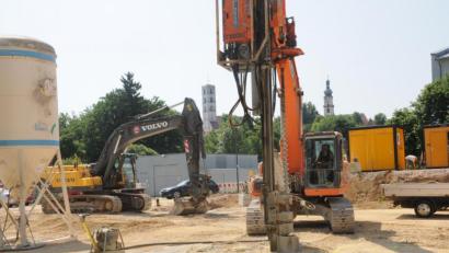 Bild: ige
Dieser Spezialbohrer gründet mit über 6000 Betonpfählen das Fundament der neuen Halle.