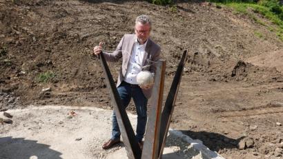 Bild: gac
Bürgermeister Michael Göth testet das Gewicht der Original-Kanonenkugel aus dem Landshuter Erbfolgekrieg, die bei einem Drachensegment aufgehängt ist.