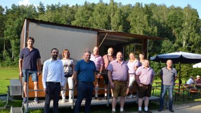 Bild: gi
Bürgermeister Armin Bulenda (Zweiter von links) und Stellvertreter Helmut Meindl (Vierter von links) gaben mit Bauhofleiter Johann Schnupfhagn (rechts) und der Chefin des Touristikbüros Claudia Rieß (Dritte von links) den Startschuss für die Öffnung des Kiosks im Kurpark.