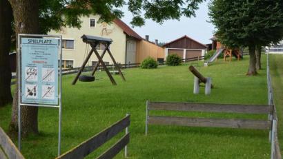 Bild: jr
Alle sieben Spielplätze in der Gemeinde Leonberg, darunter die Anlage in Dobrigau (Bild), hat ein Prüfer unter die Lupe genommen. Die Ergebnisse stießen im Gemeinderat auf massive Kritik.
