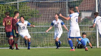 Bild: ref
Der Held des Tages im Pandurenpark: Alexander Egerer (Mitte) gelang hier das 1:0 für den SV Raigering. Grafenwöhrs Torwart Rene Wächter (rechts) ist bedient. In der 87. Minute machte Egerer sein zweites Tor per Elfmeter zum 3:1.