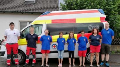 Bild: rha
Trotz verpasster Teilnahme am Landeswettbewerb freut sich die Wasserwacht über das gezeigte Engagement. (von links): Stellvertretender technischer Leiter Bastian Götz, technischer Leiter Anton Wiesnet, Lea Spörrer, Verena Braun, Leonie Lehner, Maximilian Kohl, Stellvertretende Jugendleiterin Hannah Götz und Stellvertretender Vorsitzender Christian Kurz.