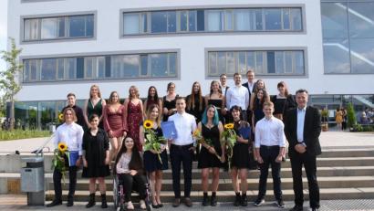 Bild: Claudia Köppel
31 Abiturienten der FOS/BOS haben eine echte Eins. Jahrgangsbester der am Donnerstag verabschiedeten Gruppe ist Thomas Fremuth aus Pressath (vorne, Mitte).