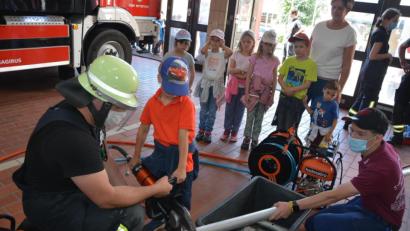 Bild: jr
Besuch von über 50 Vorschulkindern der beiden örtlichen Kinderhäuser erhielt die Feuerwehr Mitterteich. Bei der Vorführung eines hydraulischen Rettungsgerätes durften die kleinen Besucher selbst mit Hand anlegen.