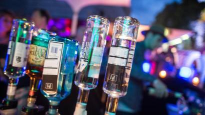 Symbolbild: Matthias Balk/dpa
Hochprozentiges dürfen Menschen in Bayern künftig auch wieder in Bars und Kneipen konsumieren - das entschieden Richter und kippten damit eine Corona-Regelung.