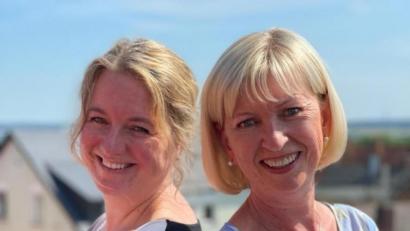 Bild: Sieglinde Biller/exb
Sozialpädagogin Stephanie Bogner (links) und Entspannungstrainerin Sabine Ott helfen Paaren mit unerfülltem Kinderwunsch.