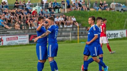 Bild: Günter Uschold
Die Schwarzhofener Spieler jubelten zunächst über das 2:0 von Martin Weiß (links) und später dann über den Einzug ins Finale des Totopokals.