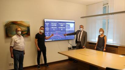 Bild: Landratsamt Tirschenreuth/Wolfgang Fenzl/exb
Daniel Dirscherl vom Gesundheitsamt (Zweiter von links) erläutert Landrat Roland Grillmeier (Zweiter von rechts) im Beisein von Dr. Susanne Seidl-Pillmeier und Dr. Stefan Geyer das Corona-Dashboard.