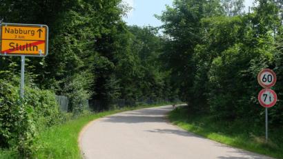 Bild: ohr
Ein Teilstück der Gemeindeverbindungsstraße von Stulln nach Nabburg wird saniert. Die Kosten dafür liegen laut Angebot bei rund 75 000 Euro.