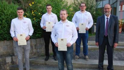 Bild: gsp
Die Jahrgangsbesten Philip Stauber (156), Benedikt Specht (109), Andreas Menzel (118) und Fabian Rom (123) mit Schulleiter Bernhard Mikuta (von links).