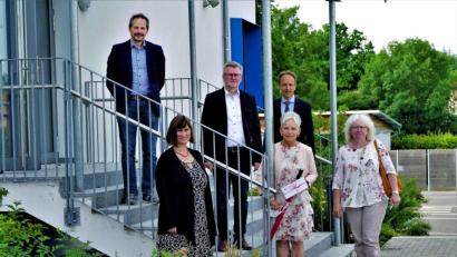 Bild: wbe
Zum Schuljahresende löst (vorne, von links) Konrektorin Claudia Hammer in der Pestalozzischule ihre Chefin Gunda Köstler ab, die in den Ruhestand geht. Hinten von links Elternbeiratsvorsitzender Marcel Papp, Bürgermeister Michael Göth, Schulamtsdirektor Stephan Tischer und Gabriele Wagemann von der Stadtverwaltung.