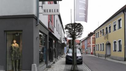 Bild: Portner
Zur Beurteilung baulicher Maßnahmen innerhalb des Gebietes „Altstadtsanierung Oberviechtach“ soll in Neuauflage eine Satzung und ein Gestaltungshandbuch erstellt werden. Unser Bild zeigt die Bahnhofstraße in Oberviechtach.