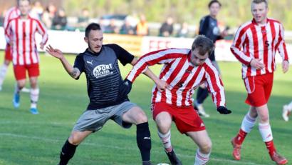 Archivbild: zg
Einmal 4:1 (Bild) und einmal 5:1 – der 1. FC Rieden (dunkle Trikots) gewann beide Derbys gegen den SV Schmidmühlen in der vergangenen Saison deutlich.