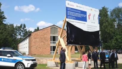 Bild: Hirsch
Die Enthüllung der Bautafel war der symbolische Startschuss für die Sanierung des "Hauses 3" (Hintergrund) auf dem ehemaligen BGS-Gelände in Schwandorf. Dort soll das Zentrum der deutsch-tschechischen Polizeiarbeit einziehen.