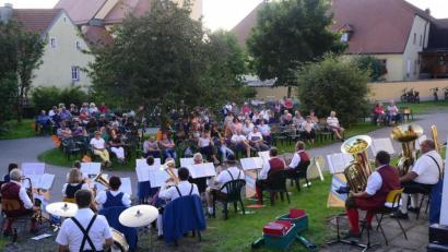 Bild: bey
Die Neuhauser Boum und die Stadtkapelle Windischeschenbach traten bei der Serenade im Windischechenbacher Pfarrgarten gemeinsam auf.