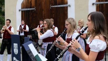 Bild: bö
Die passende Kirwamusik wird im Video von der Trachtenkapelle unter der Leitung von Anja Paulus gespielt.