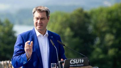 Bild: Sven Hoppe
Heile Welt in Gmund: Ministerpräsident Markus Söder gibt vor Beginn der Klausur des CSU-Vorstands ein Pressestatement.