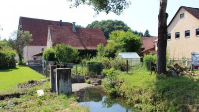 Bild: ds
Das Gewässerentwicklungskonzept beleuchtet auch die Ableitung von Bachwasser zum Mühl- und Kraftwerksbetrieb, wie es hier am Etzelbach geschieht. Die ehemalige Getreidemühle der Familie Vogel in Lehendorf ist inzwischen zur Stromerzeugung umgerüstet..