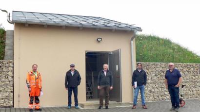 Bild: lep
Trinkwasser, unser wichtigstes Gut. Im Juli wurde der neue Wasser-Hochbehälter in Görglas seinen Bestimmungen übergeben. Von links: Wasserwart Gerhard Strauß, Bauhofleiter Jörg Dollhopf, Bürgermeister Jürgen Kürzinger, Peter Weiß von der Firma Prösl und Bernhard Kaltenecker vom Planungsbüro Zwick-Ingenieure.