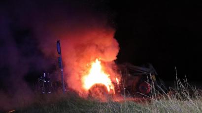 Bild: jma
Der brennende Traktor war bereits auf der B 470 von weitem sichtbar.