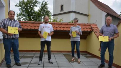Bild: jr
Stefan Siller, Jugendbeauftragter Manuel Ernst, Ute Pflaum und Bürgermeister Max Bindl (von links) stellten das Ferienprogramm der Marktgemeinde Konnersreuth vor.