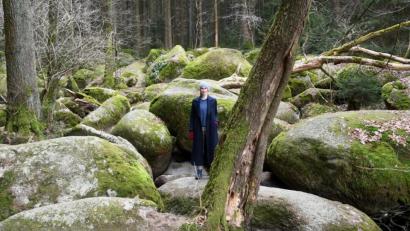 Bild: Gabi Schönberger
Regisseurin Saralisa Volm dreht eine Szene des Dramas "Schweigend steht der Wald" am Doost. Für den Film sucht sie noch Komparsen aus der Region.
