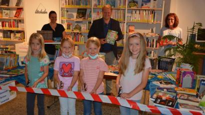 Bild: jr
Eröffnet wurde jetzt der Sommerferien-Leseclub der Stadtbücherei Mitterteich. Vier Kinder durchschnitten das Eröffnungsband. Mit dabei im Hintergrund, (von links) Pia Heinrich. Bürgermeister Stefan Grillmeier und Stadtbücherei-Leiterin Viola Rieß. Noch bis zum 7. September läuft diese Aktion.