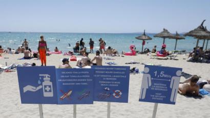 Symbolbild: Clara Margais/dpa
Touristen halten sich am Strand von Arenal in Palma de Mallorca auf. Seit Freitag gilt Spanien aber als Hochinzidenzgebiet. Sind gebuchte Reisen damit stornierbar?