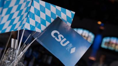 Symbolbild: Sven Hoppe
Eine Fahne mit der Aufschrift "CSU" steht vor Beginn einer CSU-Veranstaltung auf einem Tisch.
