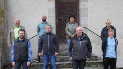 Bild: Gemeinde Kulmain/exb
Die Vorstandsmitglieder, Mesnerin Rita Berger und Bürgermeister Günter Kopp (hinten links) besichtigten das Gotteshaus und machten sich ein Bild von der anstehenden Renovierung.