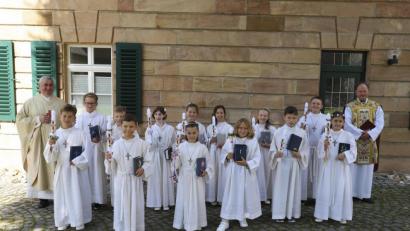 Bild: rpp
13 Kinder empfingen zum ersten Mal den Leib Christi: (hinten von links) Pfarrer Alfons Kaufmann, Lucian Poisel, Finn Vollath, Nele Bruchner, Lara Ponnath, Emily Busch, Magdalena Hecht, Leon Geißler, Pfarrer Heribert Stretz, (vorne von links) Louis Mauritius, Emil Pschierer, Lilly Haas, Anton Kopp, Felix Ackermann und Anna Kaufmann.