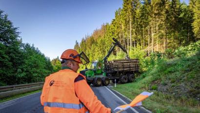 Bild: Martin Hertel/exb
Robert Sieber, Forstwirt bei den Bayerischen Staatsforsten, sichert eine Holzrückemaschine auf der Staatsstraße zwischen Weidenberg und Warmensteinach, die dort verkehrsgefährdende Bäume abtransportiert.