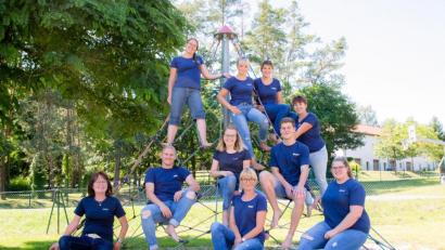 Bild: Birgit Kumeth/exb
Birgit Kumeth (vorne, Mitte) nimmt am 3. August ihr Team von der Kindertagesstätte mit zur Vorführung von "Kaiserschmarrndrama".