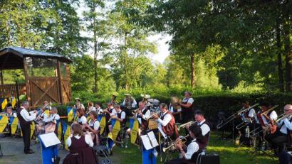 Bild: krb
Die Stadtkapelle hatte ihren Platz bei der Serenade neben dem Musikpavillon