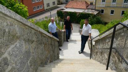 Bild: bey
Geschäftsleiter Günter Gschwindler, Bauamtsleiter Uli Rupprecht und Bürgermeister Rainer Rewitzer (von links) freuen sich über die gut gelungene Sanierung des Aufganges zum Kreuzbergkloster von der Altstadt aus.