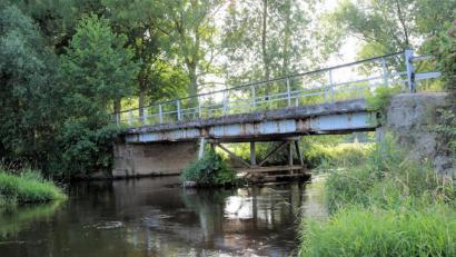Bild: akp
Die marode, gesperrte Brücke über die Schwarzach soll durch einen Neubau ersetzt werden.