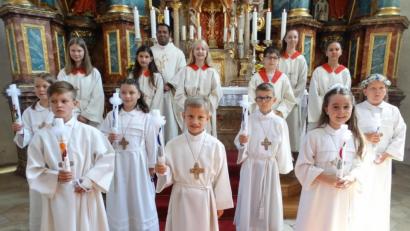 Bild: ct
Sieben Kinder empfingen in der Pfarrkirche St. Georg in Schlicht die Erstkommunion. Zusammen mit den Ministranten und Stadtpfarrer Pater Robin Xavier stellten sie sich nach dem Gottesdienst vor dem Hochaltar zum Erinnerungsfoto auf.