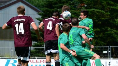 Bild: exb
Rassiges Kopfballduell zwischen dem FC Wernberg und dem FC OVI-Teunz. Die Wernberg startet mit einem klaren Sieg.