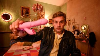 Bild: Constantin Film
Franz Eberhofer (Sebastian Bezzel) in einer Szene der neuen Rita-Falk-Verfilmung "Kaiserschmarrndrama". Der Film läuft läuft ab 5. August im Kino.