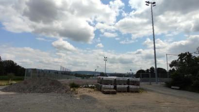 Bild: rg
Die Flutlichtmasten stehen. Nur das, was sie erhellen sollen, ist längst nicht fertig. Die beiden Kunstrasenplätze unterliegen einem Baustopp.