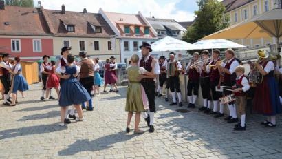 Archivbild: mag
Tanzende Kirwapaare auf dem Luitpoldplatz - hier eine Aufnahme von 2018 - wird es im zweiten Jahr in Folge nicht geben: Die Woizkirwa fällt, ebenso wie ihr Pendant in Rosenberg, erneut aus.