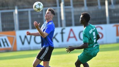 Bild: A. Schwarzmeier
Nico Argauer (links) war der Mann des Abends: Beim 1:0-Sieg der SpVgg SV Weiden gegen den SV Fortuna Regensburg erzielte der 23-jährige Stürmer den Siegtreffer.