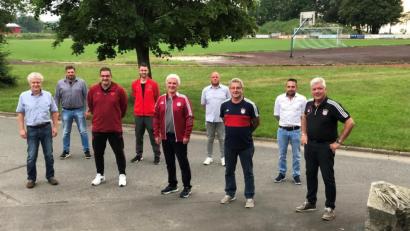 Bild: Eichl
Gerhard Stadler (vorne, Mitte) führt seit 33 Jahren den „Bayern-Fanclub unter den Fanclubs“. Er wurde wie seine Führungscrew mit Stellvertreter Harald Sigritz (Dritter von rechts), Kassier Christian Haberkorn (Dritter von links) und Schriftführer Günter Stich (rechts) wiedergewählt. Beisitzer sind Roland Gmeiner, Florian Stadler, Stefan Ott und Florian Höfner (hinten von links).