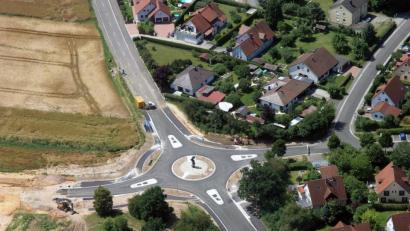 Luftbild: Bernd Georgi
Wer vom Haager Weg (unten) kommt, kann wie bisher nach rechts in die Von-Scheffel-Straße oder geradeaus weiter nach Gailoh. Nach links geht es künftig ins Baugebiet Kennedystraße Süd II und weiter bis zum ehemaligen Bundeswehrkrankenhaus.